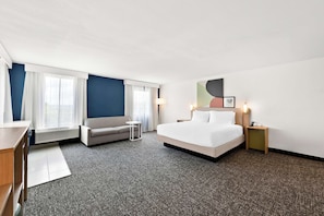 Suite estudio, 1 cama de matrimonio grande | Zona de estar | Televisión LED de 50 pulgadas con canales por cable, Netflix