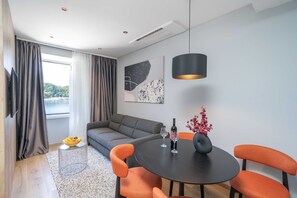 Departamento (Deluxe One Bedroom Apartment with Sea) | Comedor