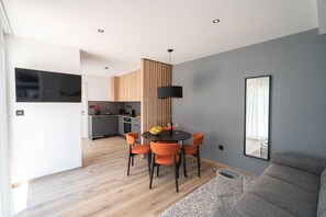 Apartment (Luxury One Bedroom Apartment with Ter) | Dining room