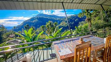 Deluxe tweepersoonskamer, balkon, uitzicht op bergen | Gratis wifi