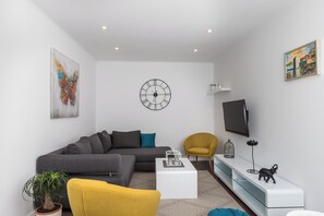 Ferienhaus (Two Bedroom Holiday Home with Terrace) | Wohnzimmer | 32-Zoll-Flachbildfernseher mit Satellitenempfang