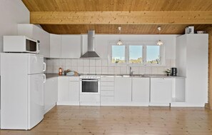 Jääkaappi, liesi, astianpesukone, kahvin-/teenkeitin