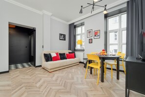 En 24-tommers Flatskjerm-TV med kabel-kanaler samt strømmetjenester