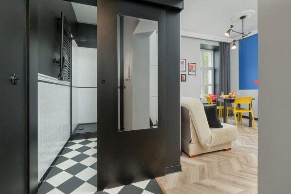 淋浴设施、毛巾、卫生纸