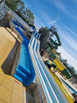 Een binnenzwembad en een buitenzwembad