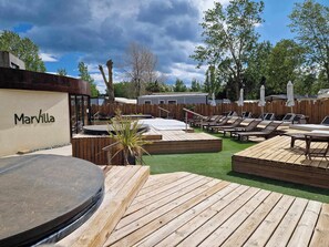 Outdoor spa tub - Charmant Mobil Home Premium 6 Pers. Clim/tv , à 500m de la Plage (Vendres)