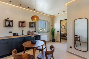 One Bedroom Apartment | Safe på rommet, lydisolert, strykejern/-brett og wi-fi (inkludert)