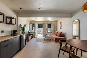 Two Bedroom Apartment Heated Plunge Pool | Tallelokero huoneessa, äänieristys, silitysrauta/-lauta, ilmainen Wi-Fi