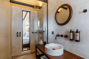 One Bedroom Apartment Heated Tub | Bad | Dusj, hårføner, tøfler og håndklær