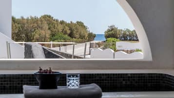 Two Bedroom Apartment Heated Tub | Private spa tub