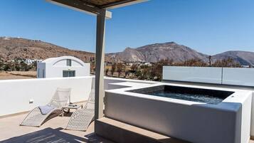 One Bedroom Apt Heated Tub and Loungers | Private spa tub