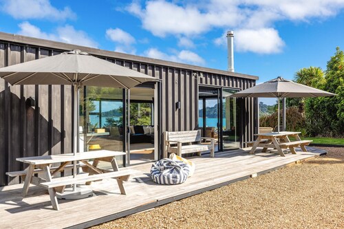 Wharetana Bay Villa - Wharetana Bay Villa is a premium two bedroom, two bathroom holiday villa making the property perfect for two couples or small family groups.