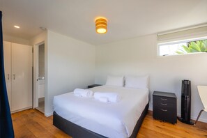 2 bedrooms, iron/ironing board, Internet, bed sheets - Wharetana Bay Villa - Wharetana Bay Villa is a premium two bedroom, two bathroom holiday villa making the property perfect for two couples or small family groups. (Waiheke Island)