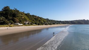Beach - Luxury holiday home, 3 bedrooms, 100metres from the beach. (Waiheke Island)