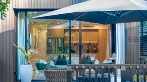 Outdoor dining - Luxury holiday home, 3 bedrooms, 100metres from the beach. (Waiheke Island)