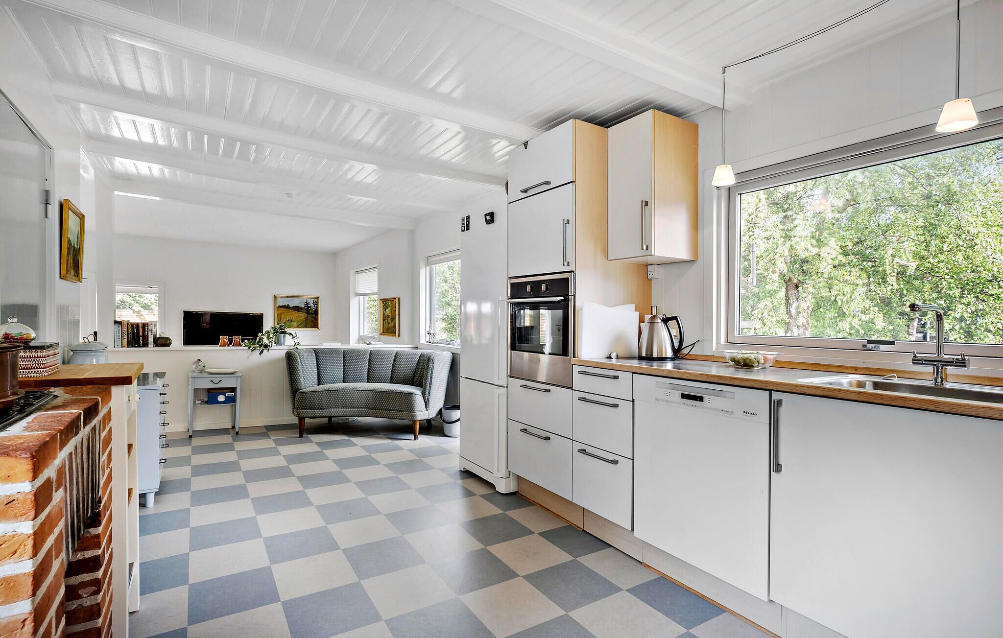 Kühlschrank, Geschirrspüler, Wasserkocher mit Kaffee-/Teezubehör