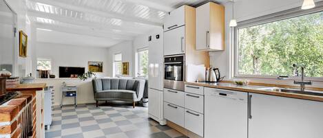 Kühlschrank, Geschirrspüler, Wasserkocher mit Kaffee-/Teezubehör