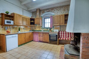 Fridge, microwave, oven, dishwasher - MAS MILLET: Beautiful country house in Albons with private pool (Albons)