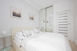 1 bedroom, individually decorated, desk, laptop workspace - Nad Brzegiem Wisły Warszawa by Renters (Warsaw)