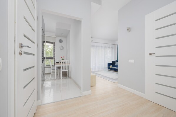 1 bedroom, individually decorated, desk, laptop workspace - Nad Brzegiem Wisły Warszawa by Renters (Warsaw)