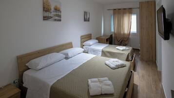 Classic Triple Room | Desk, free WiFi