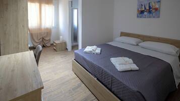 Una scrivania, Wi-Fi gratuito