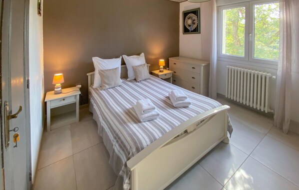 2 bedrooms, free WiFi, bed sheets - Gorgeous home in Sorgues with WiFi (Sorgues)