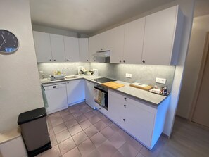 冷蔵庫、電子レンジ、食器洗い機