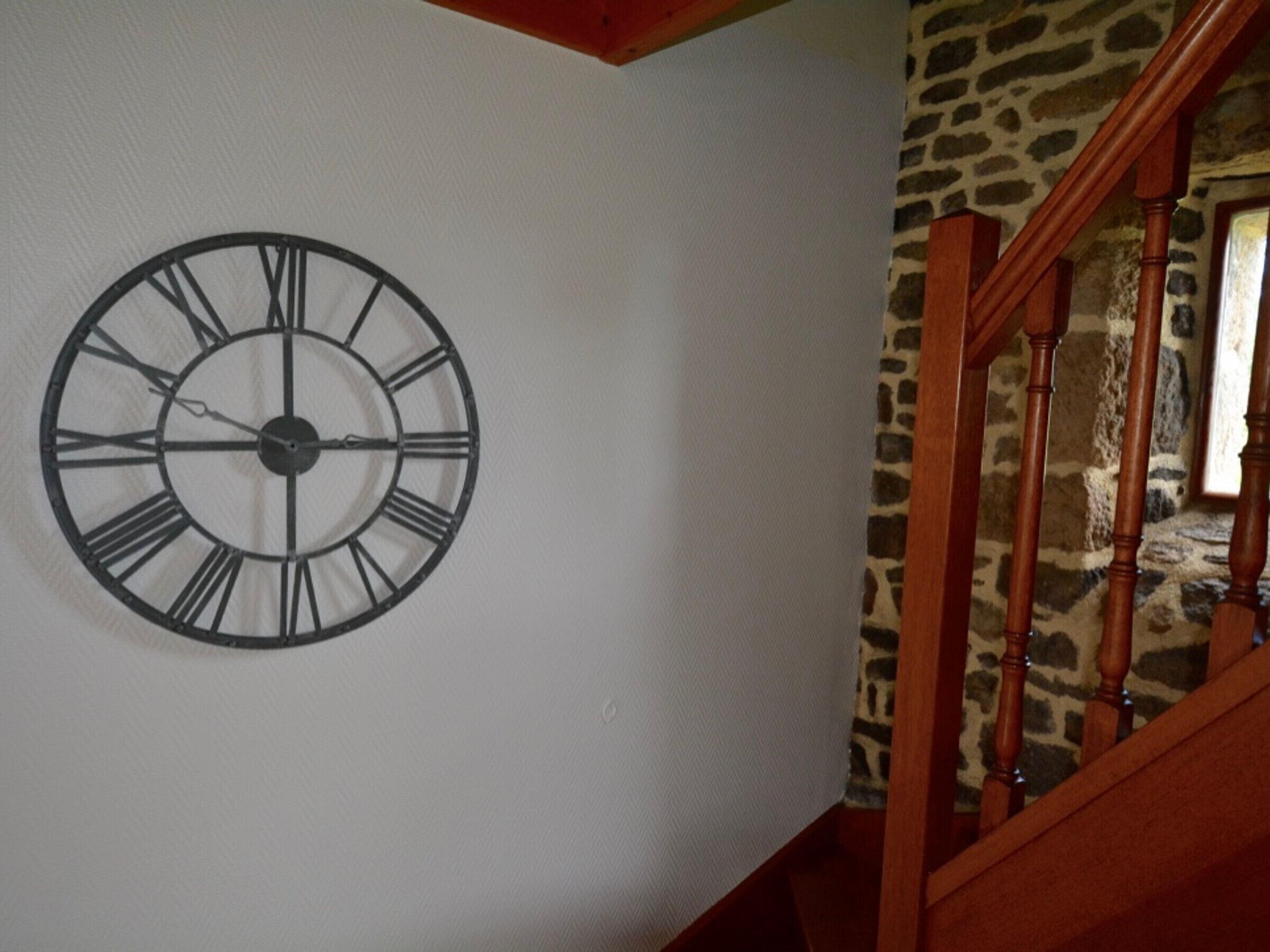 Une horloge murale avec des chiffres romains.