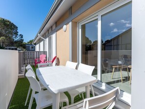 Outdoor dining - New Apartment Near Ocean, Sleeps 5, 3 Stars (Mimizan-Mimizan Plage)