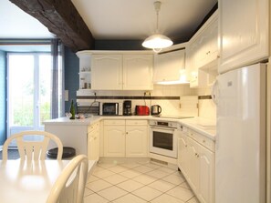 Fridge, microwave, dishwasher - Charming house in Vessey with TV and internet (Pontorson)