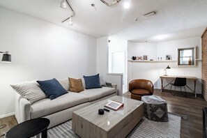 Een televisie en een kantoor