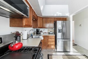 Kjøleskap, mikrobølgeovn, ovn og kokeplater