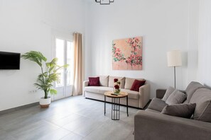 Leilighet – premium, 1 queensize-seng med sovesofa | Oppholdsområde | Flatskjerm-TV