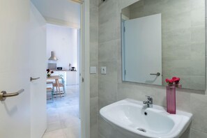 Appartement Confort, 1 chambre | Salle de bain | Sèche-cheveux, serviettes fournies, papier toilette