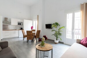 Apartamento Premium, 1 cama de matrimonio con sofá cama | Zona de estar | Una televisión de pantalla plana