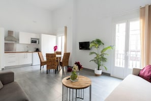 Apartamento Premium, 1 cama de matrimonio con sofá cama | Zona de estar | Una televisión de pantalla plana
