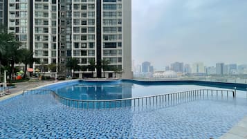 2 kolam renang tertutup, kolam renang terbuka bermusim, payung kolam