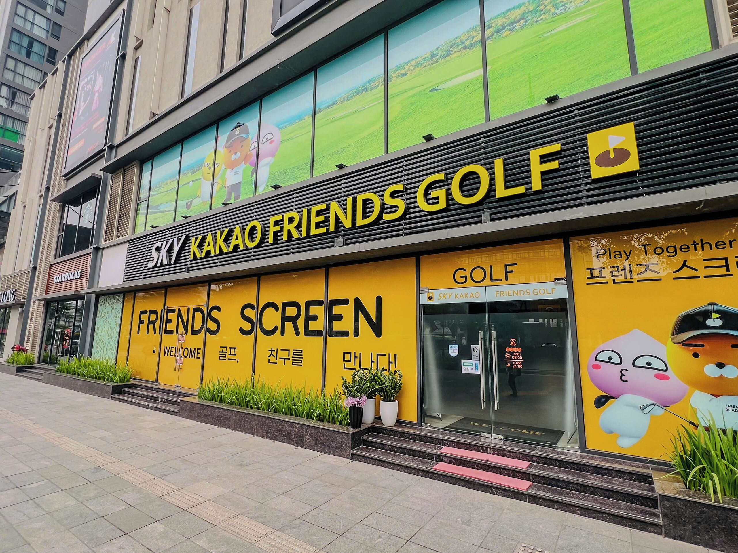 Un edificio con un cartel grande que anuncia 'Sky Kakao Friends Golf'.