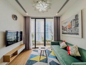 Lägenhet Deluxe - 2 sovrum - balkong - utsikt mot staden (High Floor (15th floor above)) | Vardagsrum | 60-tums smart-tv med kabelkanaler och betalfilmer