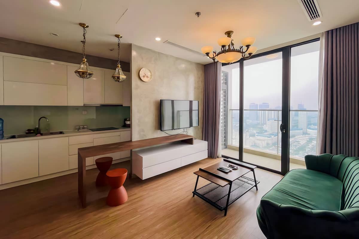 Deluxe appartement, 2 slaapkamers, balkon, uitzicht op stad | Woonruimte | Een 60-inch smart-tv met kabelzenders en betaalfilms