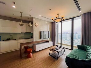 Deluxe appartement, 2 slaapkamers, balkon, uitzicht op de stad | Woonruimte | Een 60-inch smart-tv met kabelzenders en betaalfilms