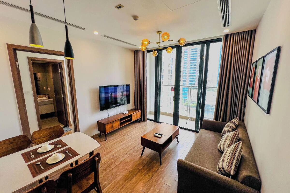 Appartement Signature, 1 très grand lit, balcon, vue ville (High Floor (15th floor above)) | Coin séjour | TV connectée de 60 pouces avec chaînes par câble, films à la carte