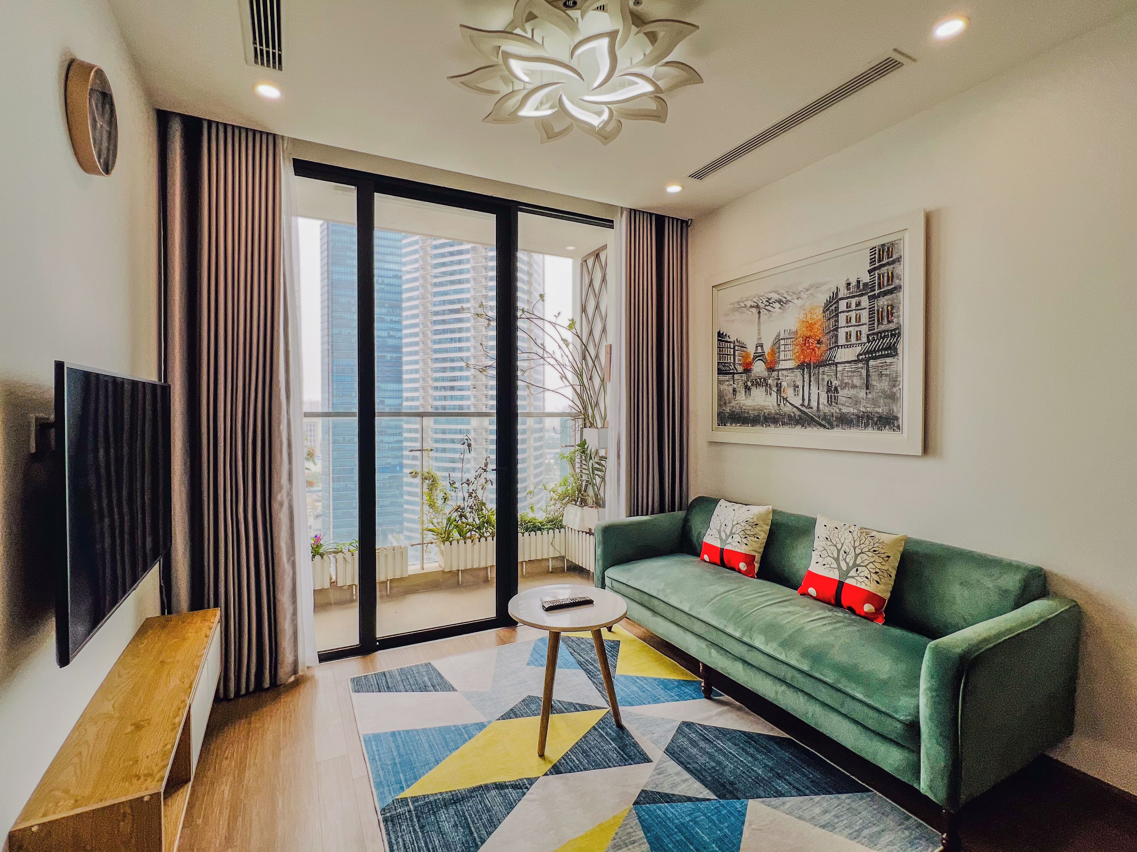 Leilighet – deluxe, 2 soverom, balkong, byutsikt (High Floor (15th floor above)) | Oppholdsrom | En 60-tommers smart-TV med kabel-kanaler samt filmkjøp