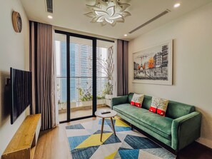 Deluxe appartement, 2 slaapkamers, balkon, uitzicht op de stad (High Floor (15th floor above)) | Woonkamer | Een 60-inch smart-tv met kabelzenders en betaalfilms