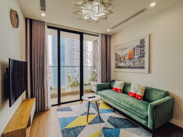 Deluxe Apartment, 2 Bedrooms, Balcony, City View, High Floor (15th floor above) | Living room - Vinhomes Skylake - Quylodge (Hanoi)
