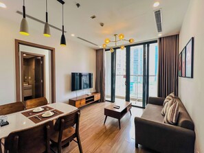 Signature appartement, 1 kingsize bed, balkon, uitzicht op de stad (High Floor (15th floor above)) | Woonruimte | Een 60-inch smart-tv met kabelzenders en betaalfilms