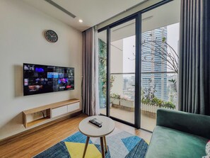 Appartement Deluxe, 2 chambres, balcon, vue ville (High Floor (15th floor above)) | Coin séjour | TV connectée de 60 pouces avec chaînes par câble, films à la carte
