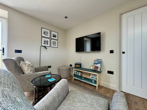 Smart TV, books, stereo