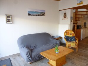 TV - Comfortable Villa Steps from Beach, Forest & Shops – Sleeps 5 (La Barre-de-Monts)